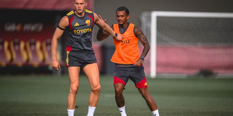 Quel 11 de départ avec les joueurs AS Roma sous contrat au 24 juillet 2026 ? Le AmoRoma CLUB a fait son choix.