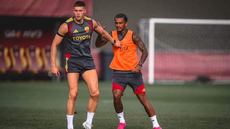 Quel 11 de départ avec les joueurs AS Roma sous contrat au 24 juillet 2026 ? Le AmoRoma CLUB a fait son choix.