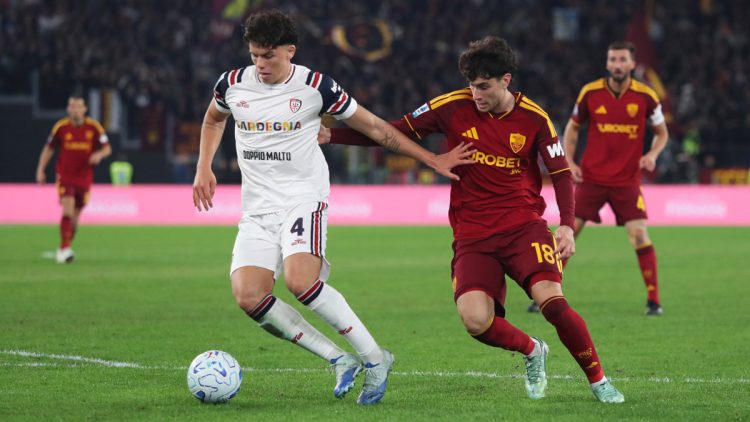 La Roma maintient la pression sur la Lazio et l’Inter : l’équipe de la capitale s’impose face à Cagliari après une fin de rencontre folle.